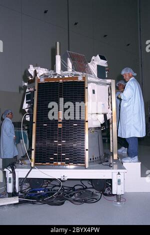 Les ingénieurs et techniciens du laboratoire de physique appliquée de l’Université Johns Hopkins installent des panneaux solaires sur l’explorateur de composition avancé (ACE) dans l’installation d’assemblage et d’encapsulation de l’engin spatial KSC II Le panneau sur lequel ils travaillent est identique au panneau (un des quatre) vu au premier plan sur l'engin spatial ACE. Le lancement d'une fusée Delta II à partir de la station aérienne de Cape Canaveral est prévu le 25 août. ACE étudiera les particules à faible énergie d'origine solaire et les particules galactiques à haute énergie pour mieux comprendre la formation et l'évolution du système solaire Banque D'Images