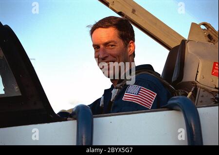 Le commandant de la STS-86 James D. Wetherbee arrive dans un T-38 à l’installation d’atterrissage de la navette de KSC pour le terminal Countdown Demonstration Test (TCDT), une répétition de la tenue pour le lancement. STS-86 sera le septième quai de la navette spatiale avec la Station spatiale russe Mir. La mission est prévue pour un lancement le 25 septembre à bord de la navette spatiale Atlantis Banque D'Images