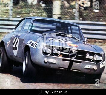 Monza (Italie), Autodromo Nazionale, 19 mars 1972. Andrea de Adamich pilote italien de course automobile sur un Alfa Romeo Giulia 2000 GTAM de Autodelta S.p.A. à la Monza Touring car 1972 4 heures ca. Mars 1972 Banque D'Images