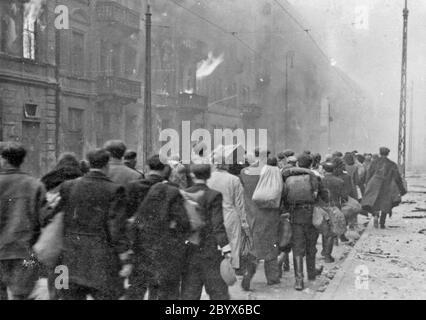 Soulèvement du ghetto de Varsovie - les Juifs capturés lors du soulèvement du ghetto de Varsovie sont emportés vers la Umschlagplatz pour déportation ca. 1943 Banque D'Images