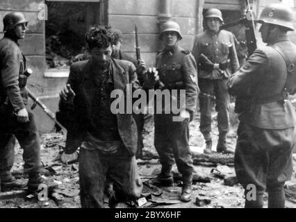 Soulèvement du ghetto de Varsovie - les troupes d'assaut SS capturent deux combattants de la résistance juive tirés d'un bunker pendant la suppression du soulèvement du ghetto de Varsovie ca. 1943 Banque D'Images