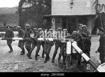 La police et les autorités de la coutume de la ville libre de Danzig réédictent le retrait du poste frontalier polonais à Sopot le 1er septembre 1939 Banque D'Images