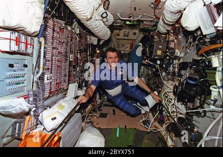 (12-22 janv. 1997) --- l'astronaute Peter J. K. (Jeff) Wisoff, est photographié avec un petit échantillon de fournitures déplacé du module Spacehab Double (DM) à bord de la navette spatiale Atlantis à la station spatiale Mir de Russie. Banque D'Images