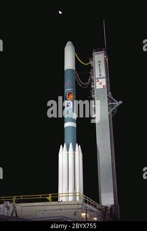 Le lanceur du Boeing Delta II, véhicule de lancement extensible transportant l'Advanced composition Explorer (ACE), subit les dernières préparations pour le décollage avant l'aube du 25 août 1997, au Launch Complex 17A, à la station aérienne de Cape Canaveral. Il s'agit du deuxième lancement de Delta sous le nom de Boeing et du premier à partir de Cape Canaveral. La première tentative de lancement du 24 août a été balayée par le personnel de sécurité de la Force aérienne parce que deux navires de pêche commerciale se trouvaient dans la zone de danger de lancement du delta. ACE avec sa combinaison de neuf capteurs et instruments étudiera l'origine et l'évolution du phénomène solaire Banque D'Images