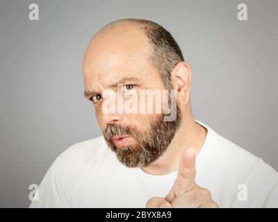 homme barbu pointant Banque D'Images