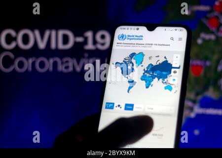 Dans cette photo, une carte interactive de l'Organisation mondiale de la Santé (OMS) montrant les cas de COVID-19 (coronavius) dans le monde. Banque D'Images