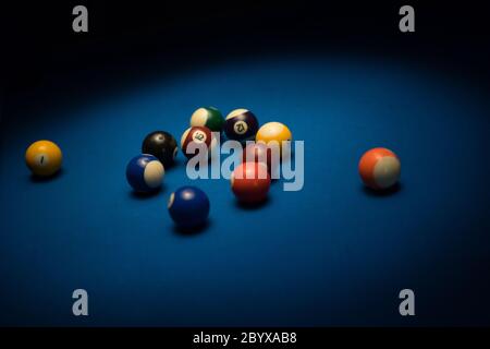 Boules de billard dispersées sur une table de billard Banque D'Images