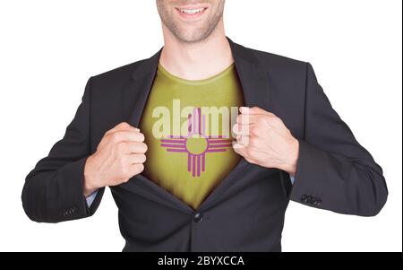 Costume d'ouverture pour homme d'affaires pour révéler une chemise avec drapeau d'État Banque D'Images