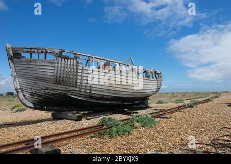 Bateau de pêche abandonné à Dungeness. Banque D'Images