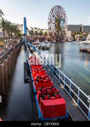 ANAHEIM, CALIFORNIE - 2 décembre 2016 - Paradise Pier en Californie aventure dans le Disneyland Resort montrant California Screamin' et Mickey's Fu Banque D'Images