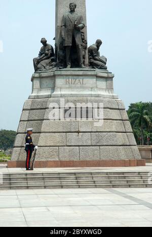 Un soldat solitaire garde le monument Rizal à Rizal Park ou Luneta, Manille, Philippines, Asie. Banque D'Images