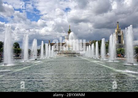 Jets d'eau mousseux de la fontaine de fleur de pierre au parc VDNK à Moscou. Banque D'Images