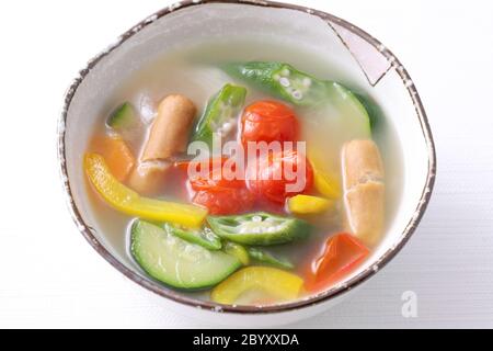 Soupe de saucisses et légumes, Pot-au-feu (style japonais) Banque D'Images