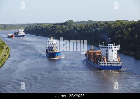 Beldorf - quelques navires sur le canal de Kiel (retouché) Banque D'Images