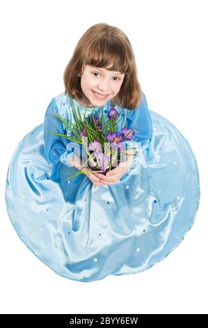 petite fille avec fleur de printemps de crocus Banque D'Images