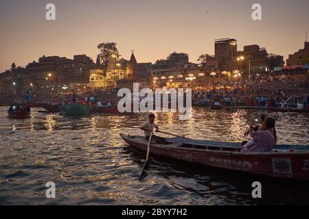Le Ganga Aarti est exécuté chaque soir à Dashashwamedh Ghat sur les rives du fleuve Saint Ganga à Varanasi, Inde Banque D'Images