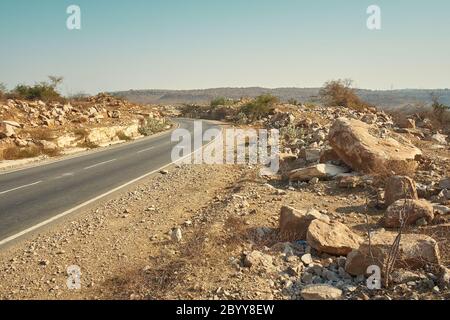 L'autoroute Aear Chakiya, non loin de Varanasi dans l'Uttar Pradesh, Inde. Les routes rurales en Inde se sont tellement améliorées. Banque D'Images