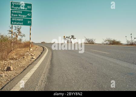 L'autoroute Aear Chakiya, non loin de Varanasi dans l'Uttar Pradesh, Inde. Les routes rurales en Inde se sont tellement améliorées. Banque D'Images