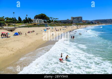 Les gens ont des distances sociales sur Redondo Beach Banque D'Images