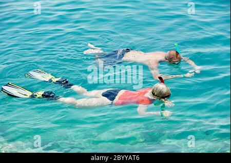 plongée en apnée en couple active à red sea Banque D'Images