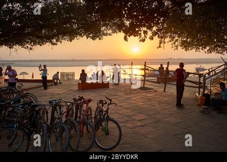 Promenades matinales appréciant le matin temps frais propre Assi Ghat à Varanasi, Inde Banque D'Images