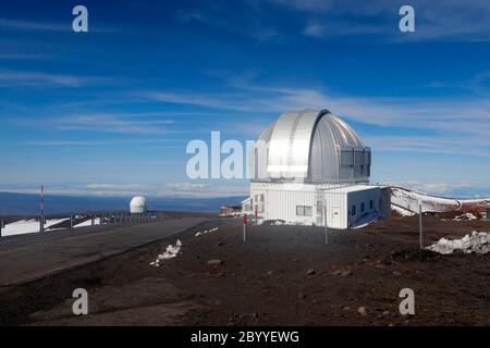 Hawaï Big Island nature fond. Vue panoramique depuis la montagne avec route pavée entre observatoires, restes de neige et ciel bleu vif. Banque D'Images