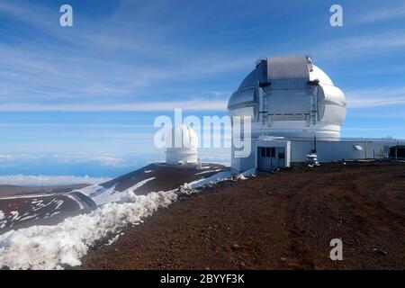 Hawaï Big Island nature fond. Vue panoramique depuis la montagne avec route pavée entre observatoires, restes de neige et ciel bleu vif. Banque D'Images