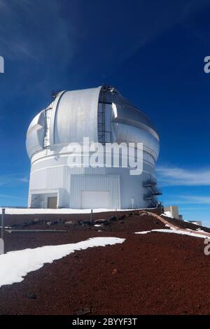 Hawaï Big Island nature fond. Vue panoramique depuis la montagne avec bâtiment de l'observatoire, restes de neige et ciel bleu vif. Composition verticale. Banque D'Images