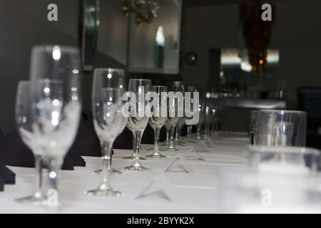 Wedding reception dinner table glasses lined up. Banque D'Images