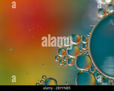 Motif texturé coloré d'huile sur fond abstrait de bulle d'eau Banque D'Images