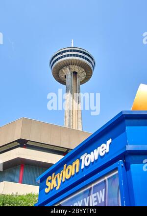 NIAGARA FALLS, CANADA - 25 juillet 2019 : la Tour Skylon sur journée d'été à Niagara Falls, ON. Skylon Tower est une tour d'observation offrant une vue panoramique Banque D'Images