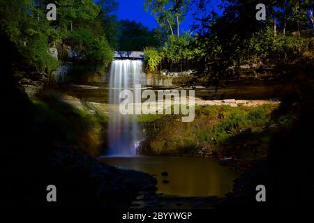 Chute d'eau sous les lumières Banque D'Images