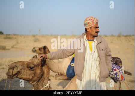 Coucher et au lever du soleil promenades en chameau sont une attraction touristique populaire dans le désert. Jaisalmer, Rajasthan. 12 décembre 2016. Banque D'Images