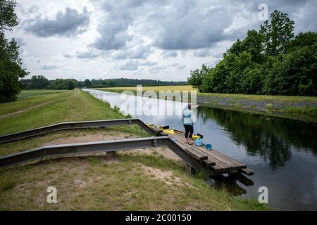 deux canoéistes préparent leur canoë pour le départ Banque D'Images