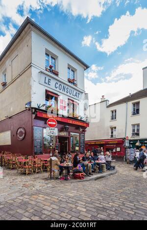 PARIS - 14 mai : vue sur un café typique de paris le 14 mai 2014 à Paris. La région de Montmartre est l'une des destinations les plus populaires de Paris Banque D'Images