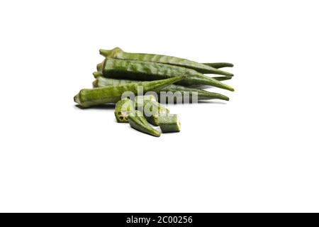 Jeune okra ou ladyfinger frais isolés sur fond blanc Banque D'Images