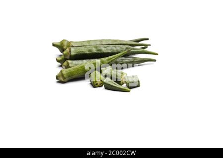 Jeune okra ou ladyfinger frais isolés sur fond blanc Banque D'Images