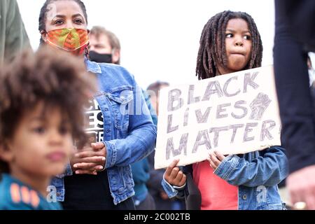 Amsterdam, pays-Bas. 10 juin 2020. Des gens participent à une manifestation contre le racisme à Amsterdam, aux pays-Bas, le 10 juin 2020. Crédit: Sylvia Lederer/Xinhua/Alay Live News Banque D'Images