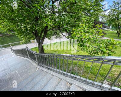 vue de dessus d'un escalier en pierre avec arbre en fleur dans le parc de la ville au printemps Banque D'Images