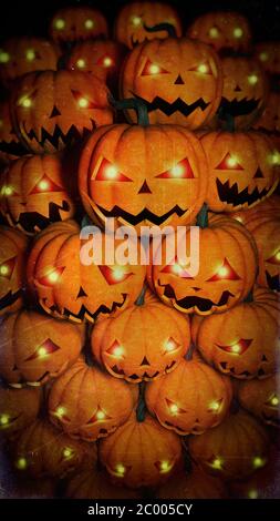 Citrouilles d'Halloween avec yeux lumineux dans l'obscurité. Illustration de l'horreur d'Halloween. Banque D'Images