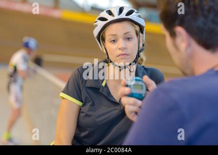 une femme en vélo tout en participant au vélodrome olympique Banque D'Images