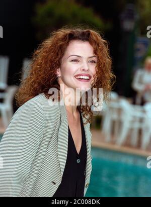 CANNES, FRANCE. 1994 mai : actrice Dina Meyer au Festival du film 1994 à Cannes. Photo de fichier © Paul Smith/Featureflash Banque D'Images