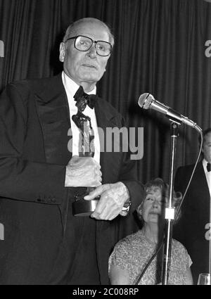 LONDRES, ROYAUME-UNI. Déc 1980: Acteur Lord Olivier au prix du Théâtre de la Société de West End à Londres. © Paul Smith/Featureflash Banque D'Images