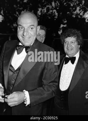 LONDRES, ROYAUME-UNI. 1980 août : acteurs Telly Savalas & George Savalas au dîner de golf Bob Hope Classic au Grosvenor House Hotel de Londres. © Paul Smith/Featureflash Banque D'Images