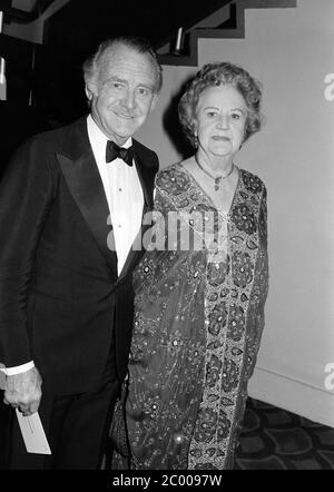 LONDRES, ROYAUME-UNI. 1980 novembre : acteur Sir John Mills et épouse Mary Hayley Bell au SOS ball à Londres. © Paul Smith/Featureflash Banque D'Images