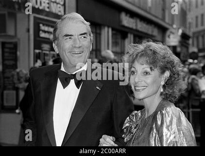 LONDRES, ROYAUME-UNI. Juillet 1980 : acteur Gregory Peck et épouse Véronique Peck à la première de 'sea Wolves' à Londres. © Paul Smith/Featureflash Banque D'Images