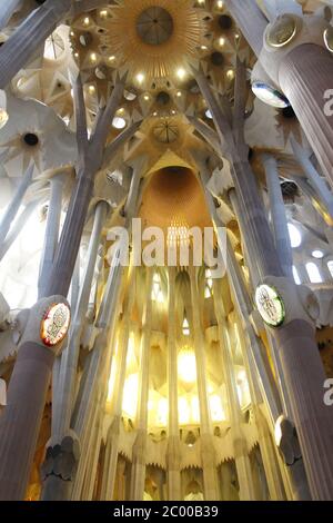 Barcelone, Espagne - 22 mai 2019 : intérieur de la Sagrada Familia avec colonnes, plafond et vitraux Banque D'Images