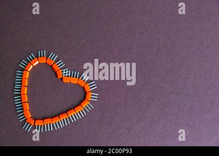 Joyeux fête des pères - coeur en transistors sur fond marron. Composition plate des détails électroniques pour un homme de vacances.concept de la fête des pères Banque D'Images