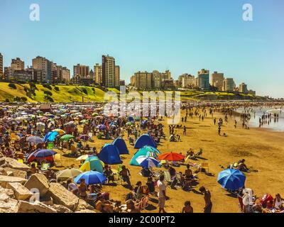 Plage bondée à Mar del Plata Banque D'Images