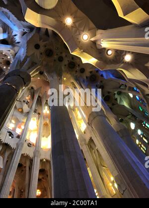 Barcelone, Espagne - 22 mai 2019 : intérieur de la Sagrada Familia avec colonnes, plafond et vitraux Banque D'Images